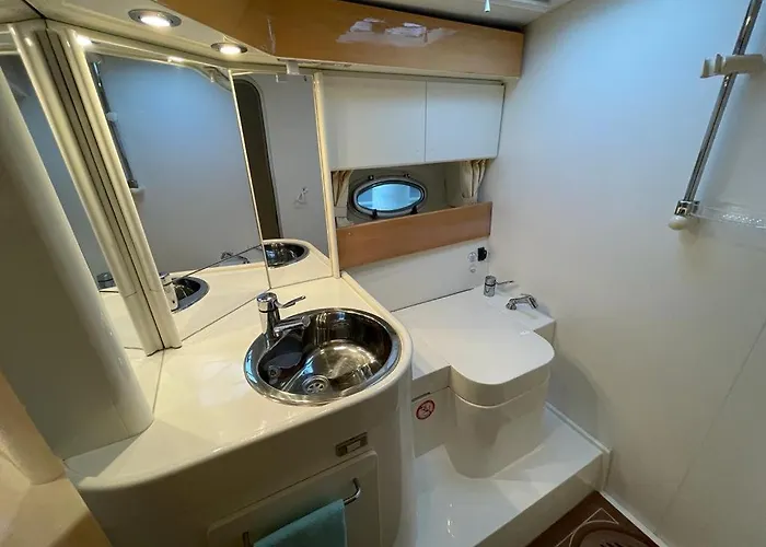 Cozy Yacht In Barcelona With Boat Tour Option * 산트 아드리아 데 베소스