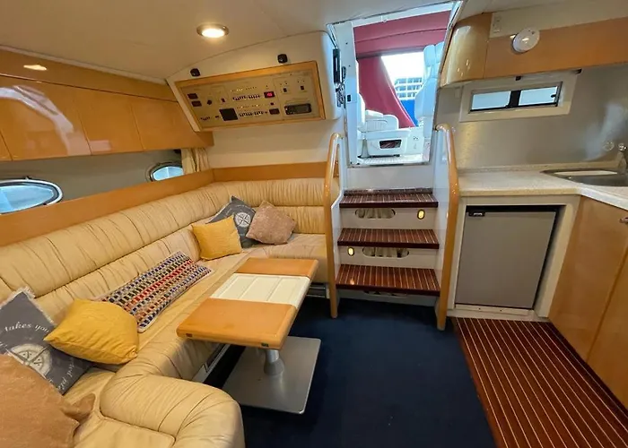 Cozy Yacht In Barcelona With Boat Tour Option 보트호텔 *