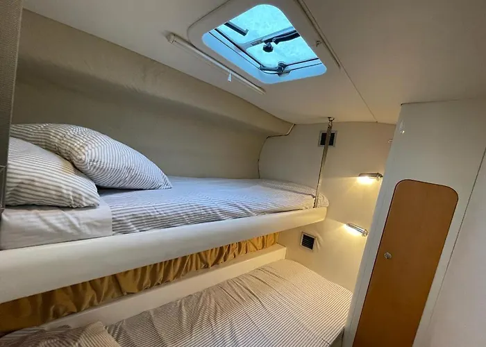 보트호텔 Cozy Yacht In Barcelona With Boat Tour Option