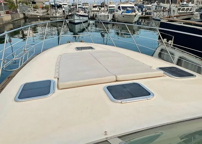 Cozy Yacht In Barcelona With Boat Tour Option 보트호텔 *