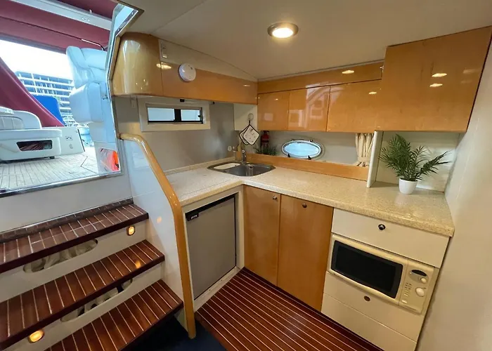 보트호텔 Cozy Yacht In Barcelona With Boat Tour Option *
