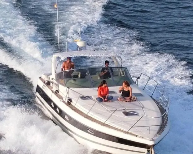 보트호텔 Cozy Yacht In Barcelona With Boat Tour Option